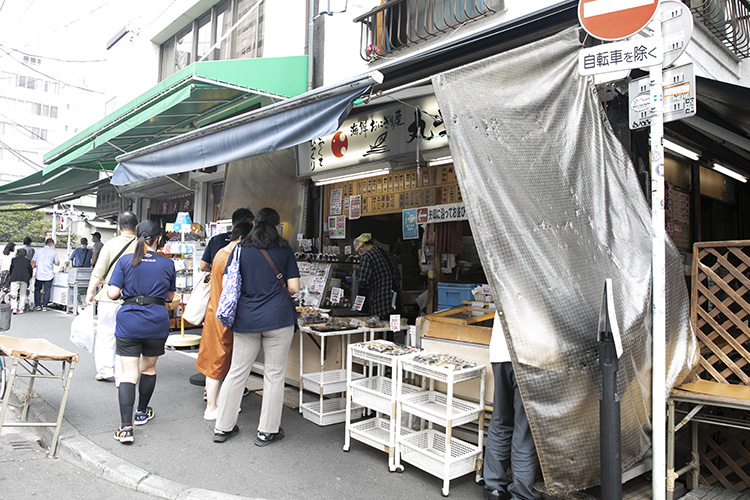 築地グルメ探訪 超はしご酒 2人で目標15軒 場外市場を味わい尽くす 出版社のダイヤモンド社が主催する ダイヤモンド経営者倶楽部